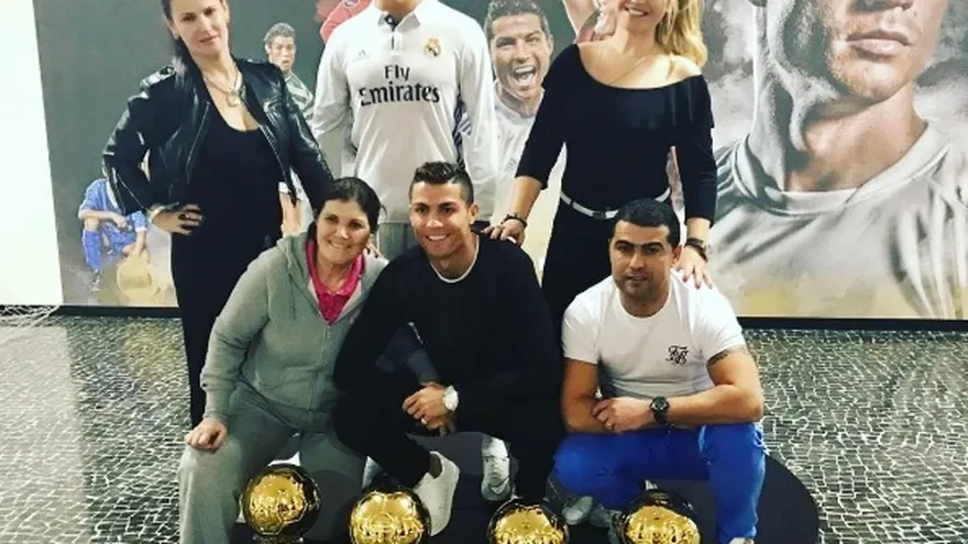 Cristiano Ronaldo y su familia con los cuatro balones de oro