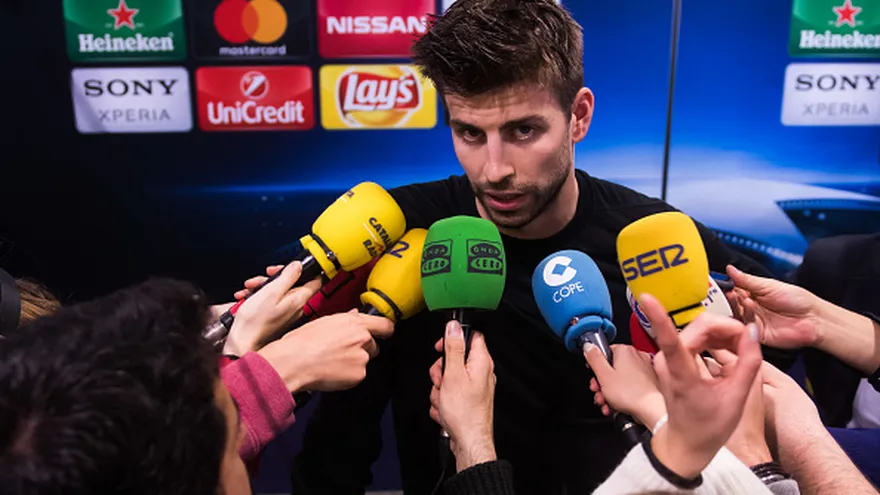 Gerard Piqué da declaraciones a los medios al final del juego entre el Barcelona y el PSG