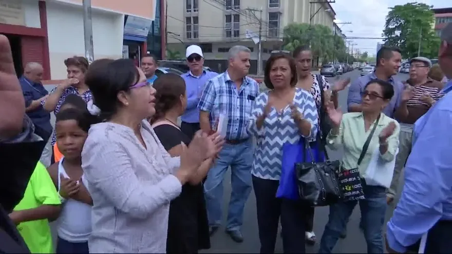 Docentes protestan por demolición de planteles educativos en Calidonia