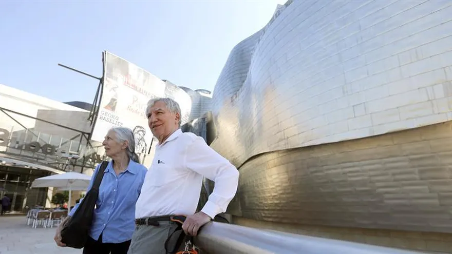 El artista norteamericano, Ken Jacobs (d), junto a su mujer Florence, durante la jornada en la que han presentado su obra "Los invitados (The guests)", 2013, la undécima pieza que se programa en la sala Film & Video del museo Guggenheim Bilbao, encargado de presentar por primera vez en España esta obra de videoarte.