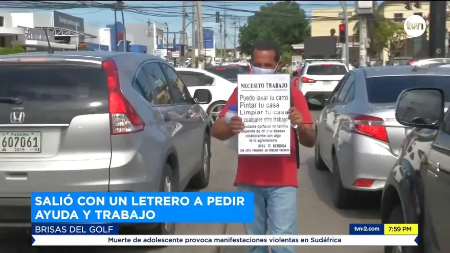 Hombre salió con un letrero a pedir ayuda y trabajo