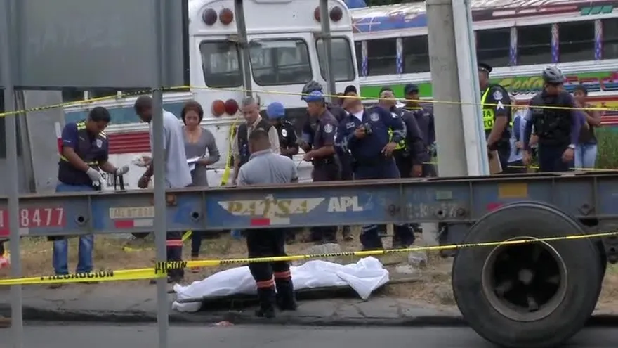 Muere menor al ser arrollado por camión