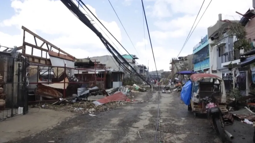 Tifón Rai dejó una “carnicería” en zonas costeras de Filipinas