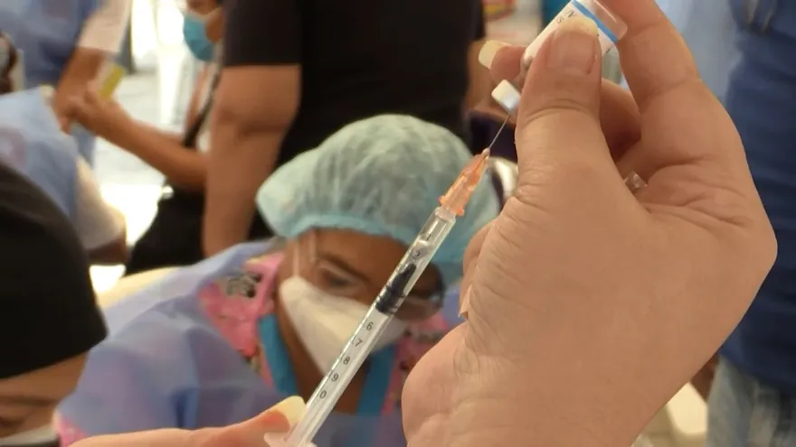 Largas filas para vacunación contra el covid-19 en Caracas