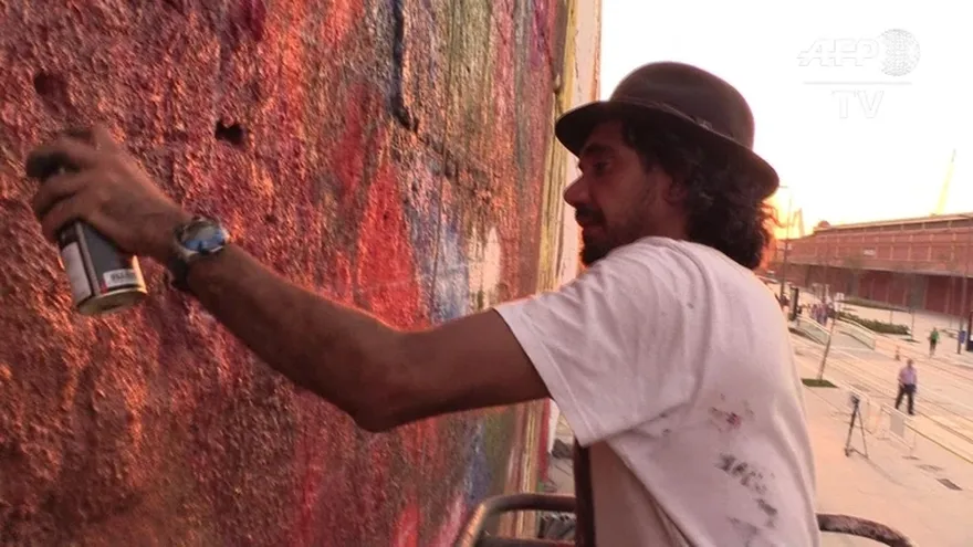 Eduardo Kobra, artista brasileño, da últimos trazos a su gigantesco mural para los JJOO