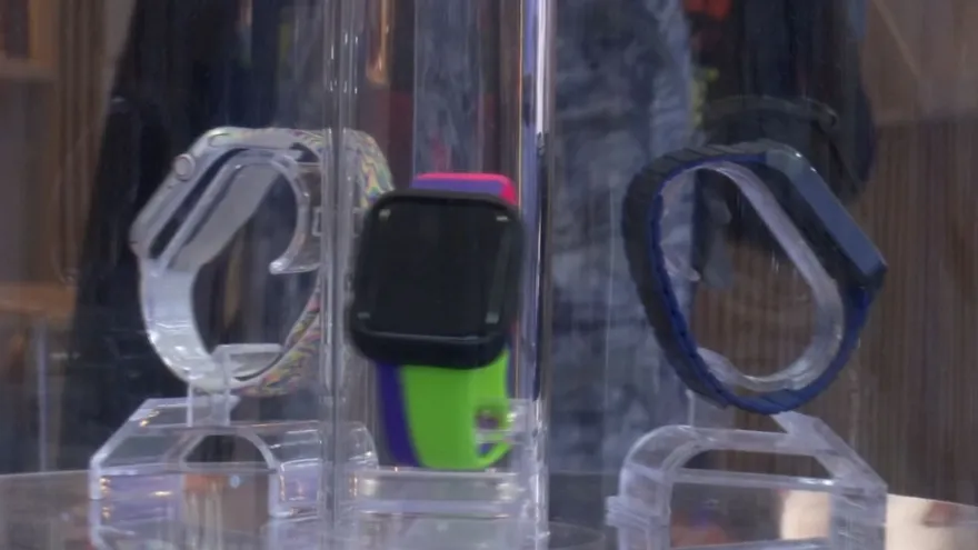 Consolas de videojuegos, lentes de realidad virtual, bicicletas eléctricas, scooters y teléfonos celulares encabezan la lista de los regalos más solicitados, sobre todo entre niños y adolescentes, quienes cada vez muestran mayor afinidad por los dispositivos electrónicos.