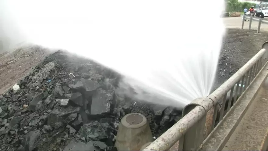Comunidades sin agua por ruptura de tubería en vía Transístmica