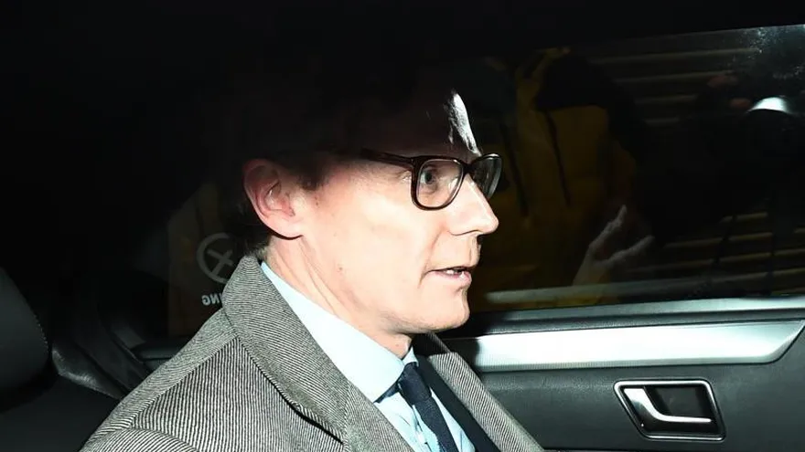 El consejero delegado de Cambridge Analytica (CA), Alexander Nix, a su salida de las oficinas en Londres, Reino Unido.