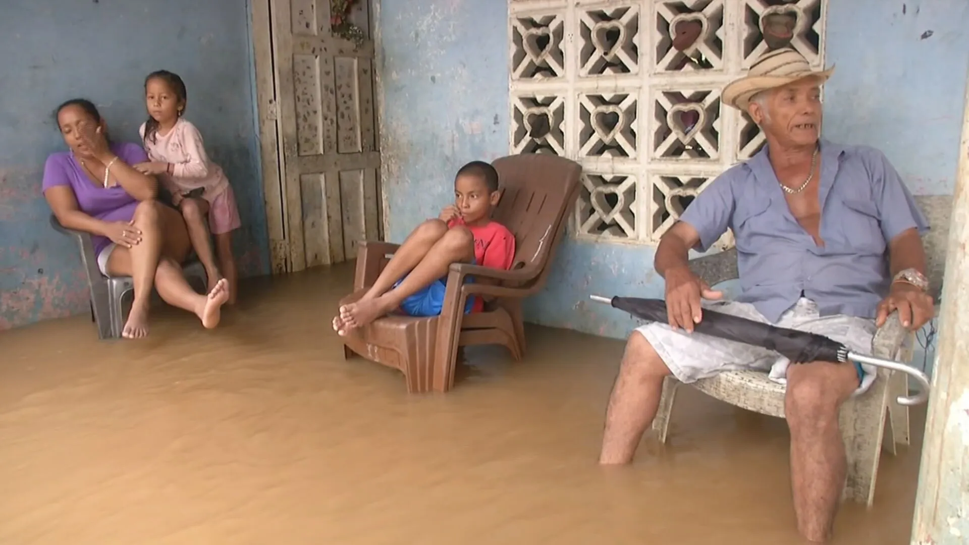 Moradores acostumbrados a las inundaciones.