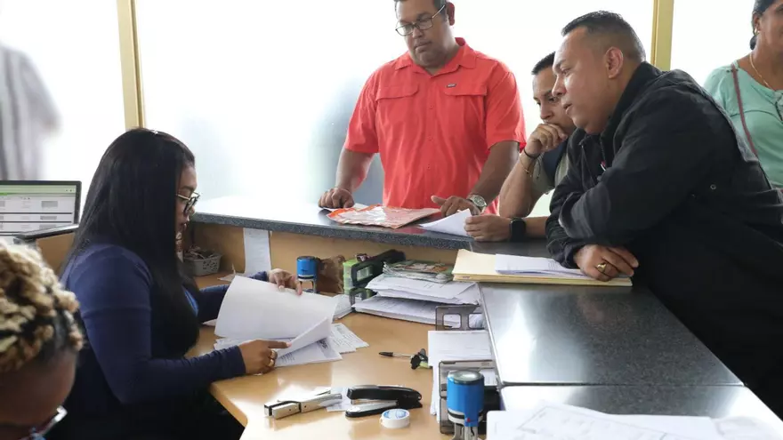 Personas realizan un trámite en el Municipio de Panamá.