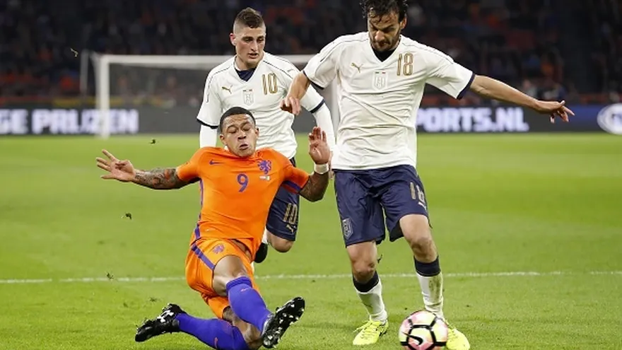 Acción del partido amistoso entre las selecciones de Holanda e Italia
