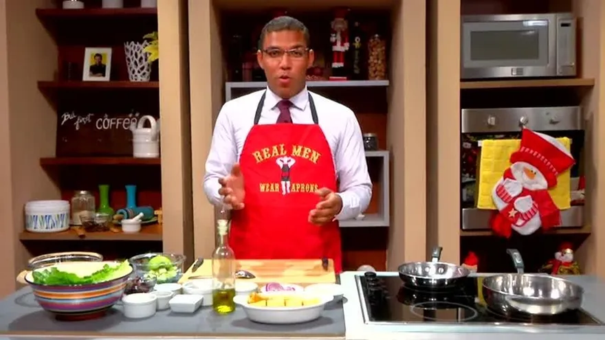 Ensalada de lechuga con nueces y uvas preparada por Alfredo Mitre