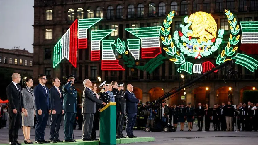19/09/2019 13:26 (UTC) Crédito: EFE Fuente: EFE Temática: Catástrofes y accidentes » Terremoto Política » Gobierno El presidente de México, Andrés Manuel López Obrador (6-i), participa, junto a parte de su gabinete, del aniversario de los sismos ocurridos en México, este jueves en el Centro Histórico de la Ciudad de México