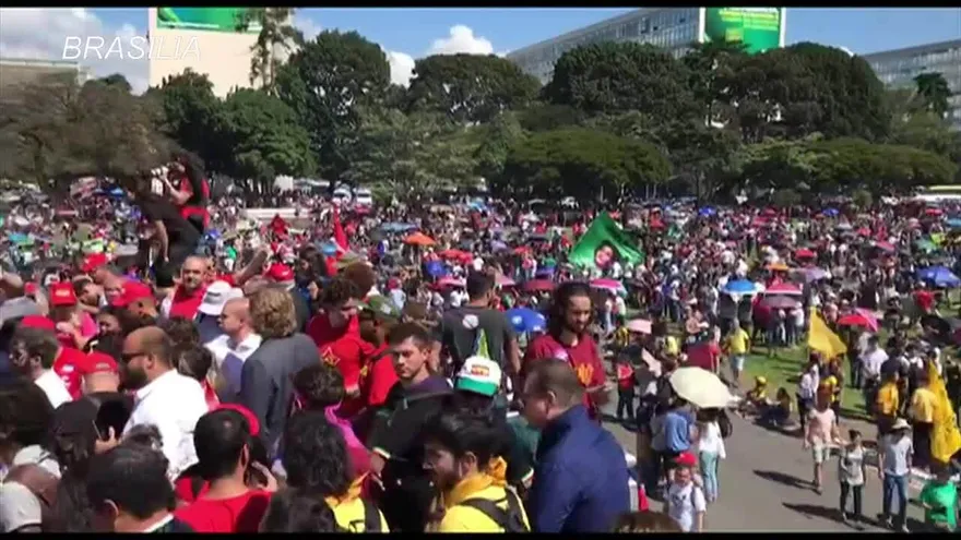 Masiva movilización universitaria contra Bolsonaro, que denuncia a idiotas útiles