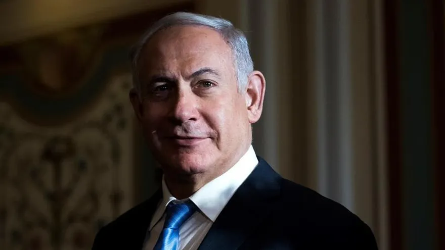 El primer ministro israelí Benjamin Netanyahu (c) camina junto a varios miembros del Comité de Asuntos Exteriores del Senado en el Capitolio, Washington, Estados Unidos, hoy, 6 de marzo de 2018.