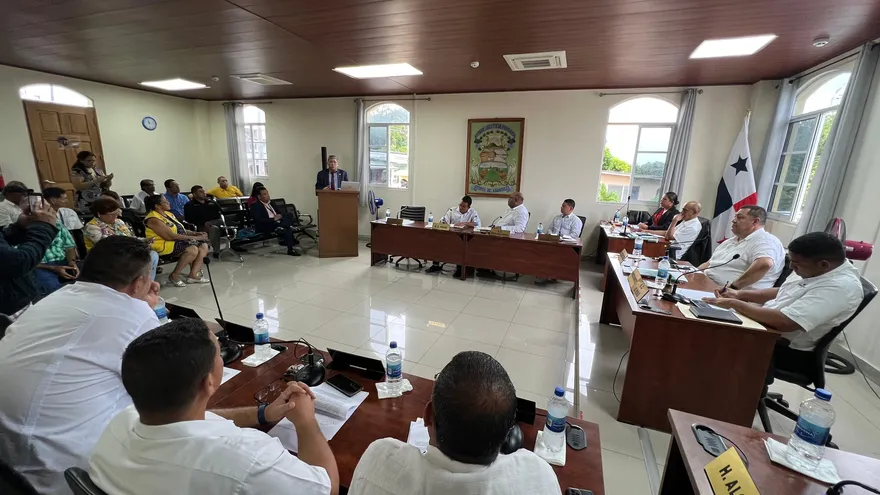 Concejales de Aguadulce conocen beneficios del tren Panamá-David-Frontera.