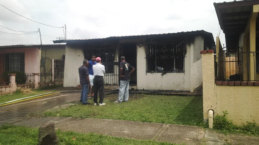 Se incendia casa en Las Acacias.