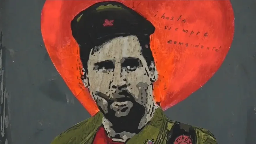 El grafitero TVBoy dibuja a Messi vestido de Che Guevara en la Plaza Cataluña