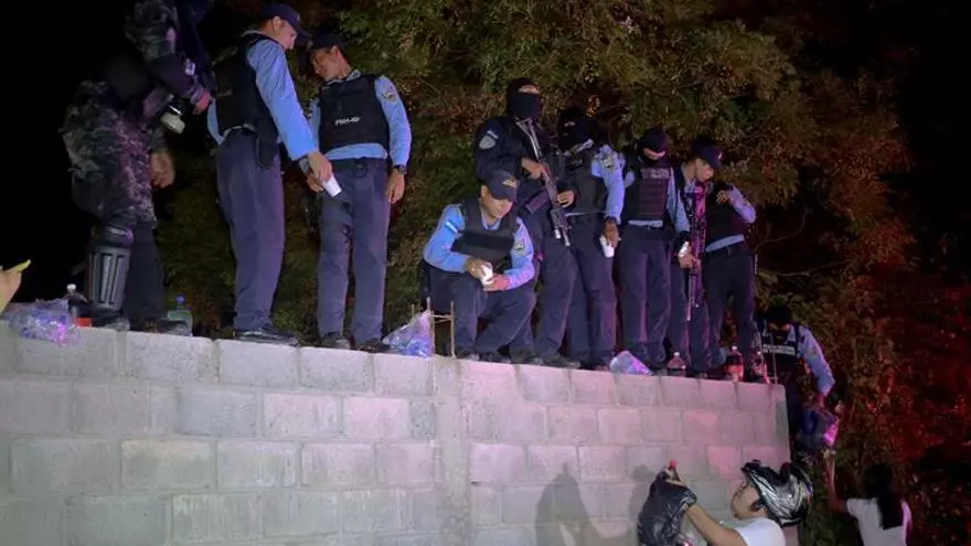 La huelga de "brazos caídos" de agentes de la fuerza especial Cobras de la Policía de Honduras es presuntamente por un aumento salarial y la crisis política en el país, agudizada en los últimos días con protestas de la oposición que denuncia un fraude en los comicios recientes entró en su segundo día sin cambios.