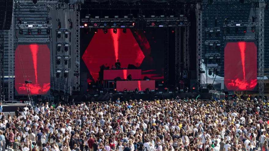 El DJ alemán Oliver Koletzki (centro al fondo) se presenta en el Perry's Stage durante el Lollapalooza Berlin 2018 en el  estadio olímpico de Berlín.