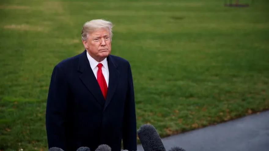 El presidente de EE.UU., Donald Trump, responde a preguntas de los periodistas, en la Casa Blanca, en Washington.