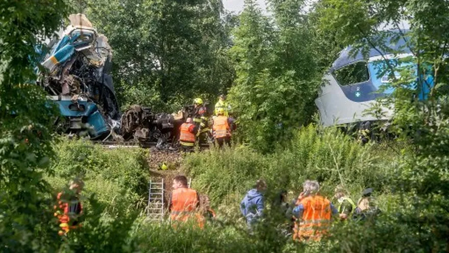 El choque de trenes dejó tres muertos y varios heridos en República Checa