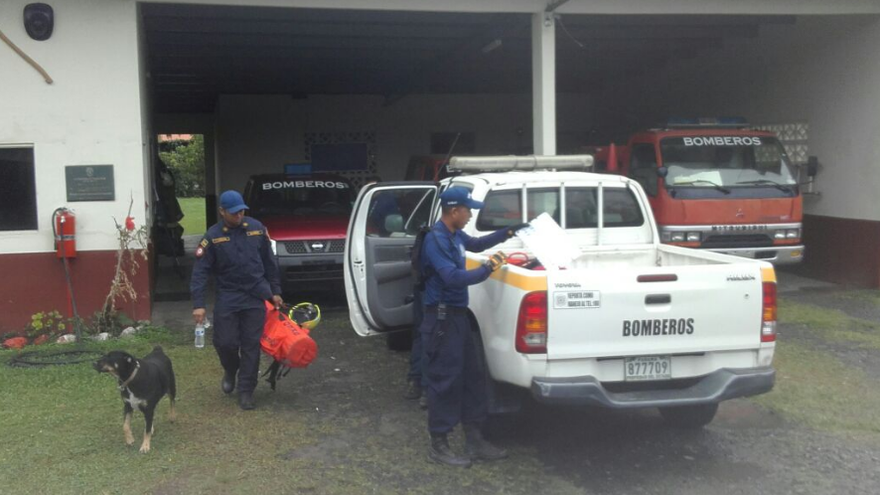 Miembros del Cuerpo de Bomberos de Panamá en la provincia de Coclé parten a la búsqueda del joven desaparecido