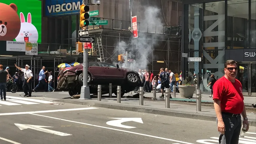 Automóvil atropella y causa heridas a varios peatones en Times Square, Nueva York.