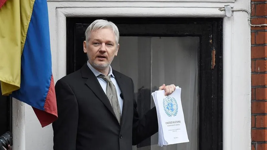 El fundador de Wikileaks, Julian Assange, mientras habla en el balcón de la Embajada de Ecuador en Londres (Reino Unido).