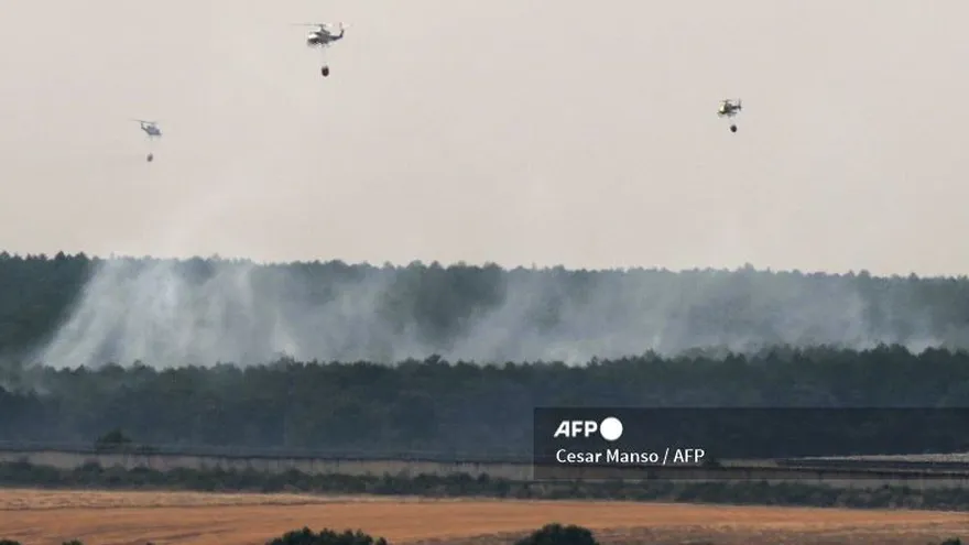 Helicópteros luchan contra un incendio forestal en Guardo, provincia de Palencia, el 18 de agosto de 2025.