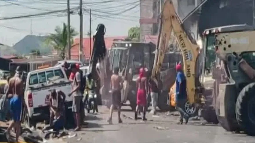 Personas ingresan a la bodega incendiada en Río Abajo