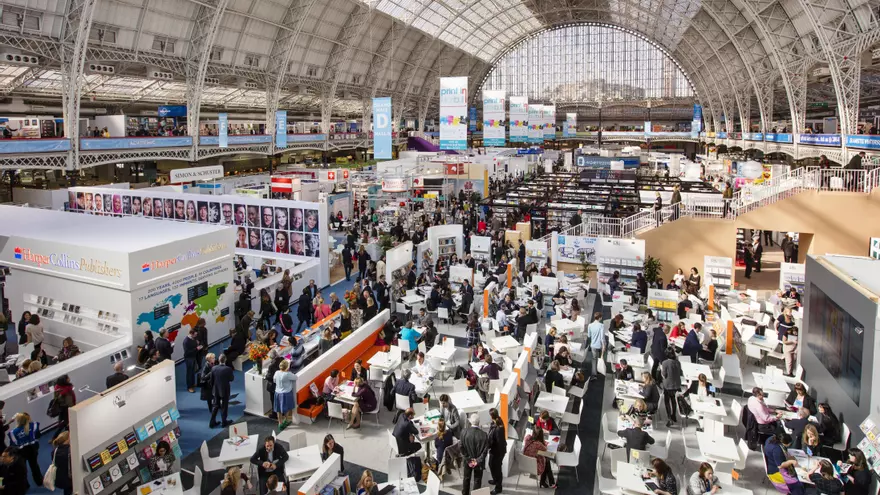 Fotografía facilitada por Midas PR que muestra la sala principal del recinto ferial Olympia, donde se celebra la Feria del Libro de Londres, referencia mundial del sector, que abrió hoy sus puertas en un ambiente de renovado optimismo por el resurgimiento del libro en papel y con una apuesta clara por los nuevos formatos de literatura digital.