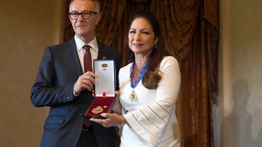 La cantante Gloria Estefan recibe la Medalla de Oro al Mérito en Bellas Artes del ministro de Cultura y Deportes de España, José Guirao.
