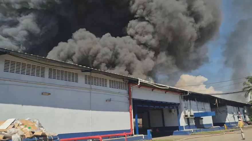 Incendio en bodega de la Zona Libre de Colón.