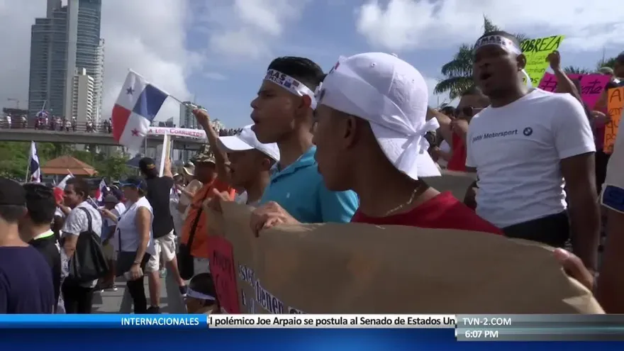 Panameños protestan contra la corrupción en la Cinta Costera