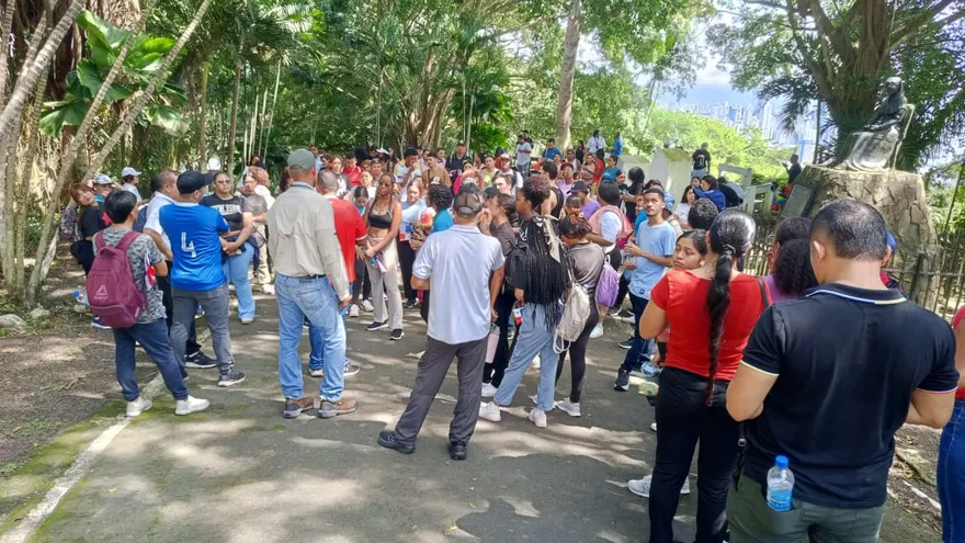 Personas participan en actividades en el cerro Ancón