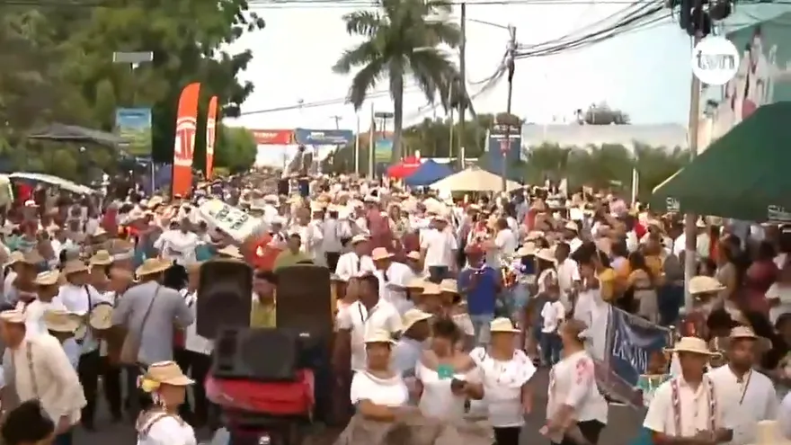Artesanos orgullos por el Desfile de las Mil Polleras