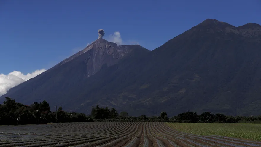 Vista general de una columna de humo sobre el volcán de Fuego de Guatemala
