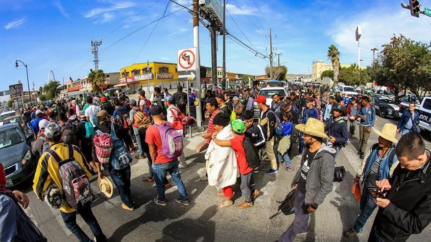 Caravana de migrantes acelera su avance y empieza a llegar a Tijuana