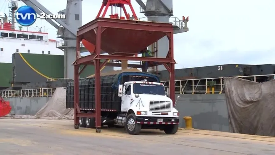 Inicia la distribución en camiones de arroz importado