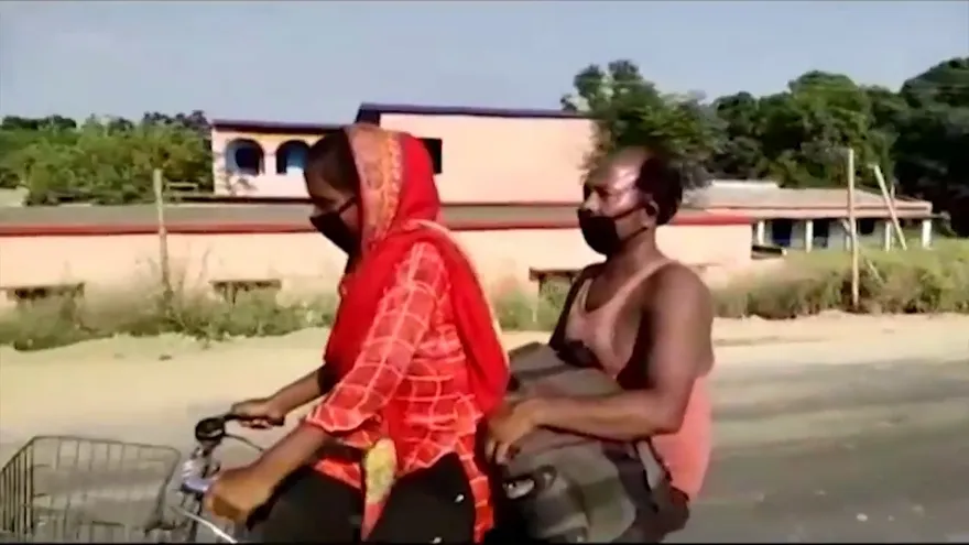 Recorre miles de kilómetros en bicicleta con su padre herido, y la selección de ciclismo le convoca