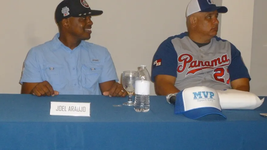 Joel Araujo, de MLB, junto al ex grandes ligas Olmedo Sáenz