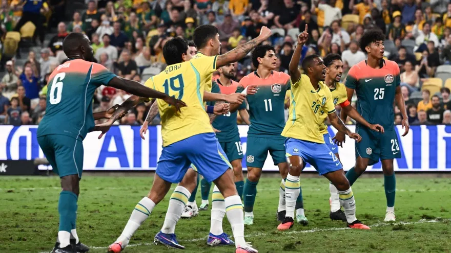Rayan (c) en acción durante el partido amistoso entre Brasil y Australia