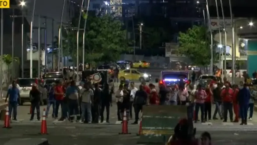 Enfrentamientos en la Asamblea Nacional llevan dos horas