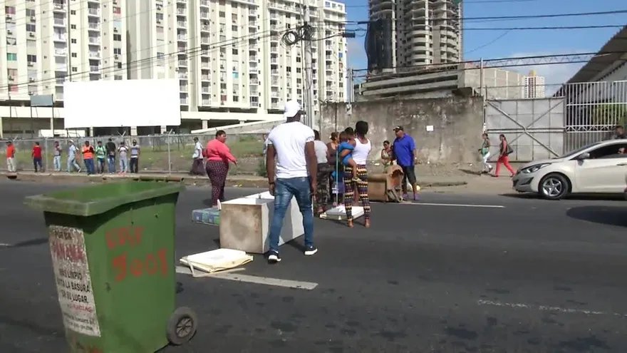 Cierran vía en Parque Lefevre
