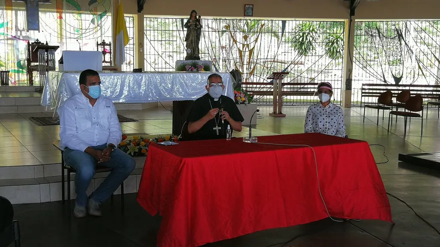Monseñor Ulloa con autoridades de salud de San Miguelito.