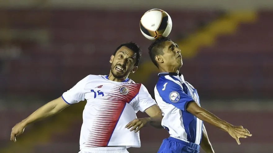 Acción del partido entre las selecciones de Honduras y Costa Rica en la Copa Centroamericana