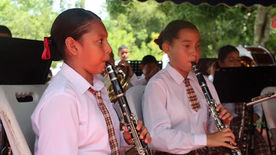 Meduca entrega instrumentos musicales a más de 100 escuelas