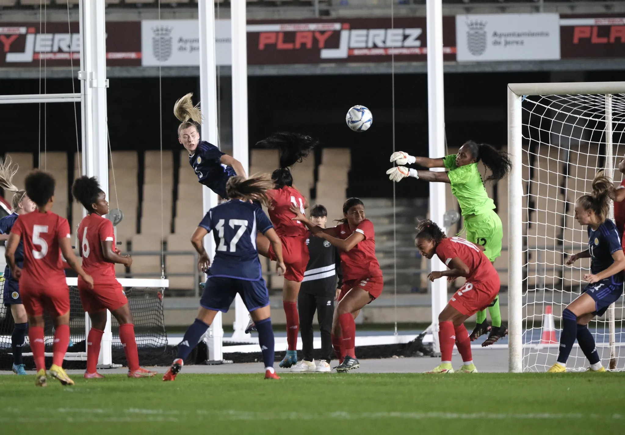 Acción del partido entre las selecciones femeninas de Panamá y Escocia