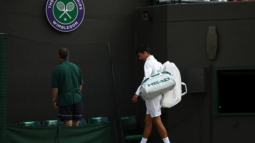 Novak Djokovic a su salida de la cancha en Wimbledon